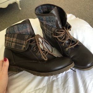 Combat boots w/ flannel lining